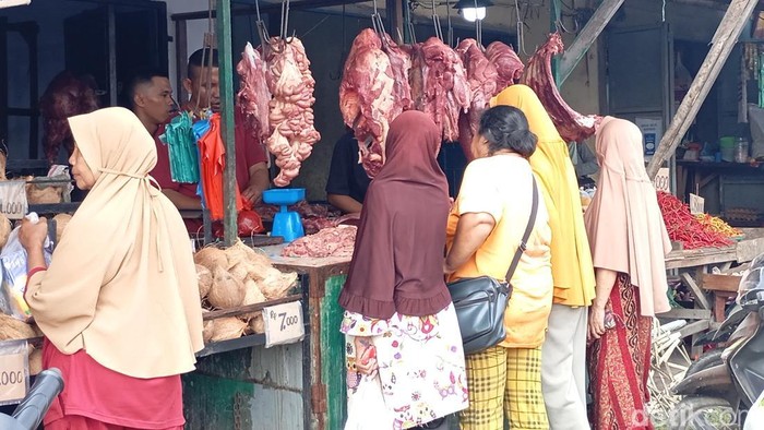 Pedagang daging sapi di Pasar Sukaramai, Medan.
