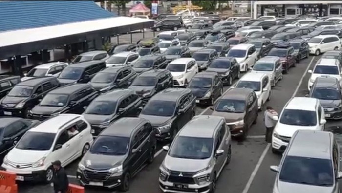Suasana Pelabuhan Ketapang usai dibuka setelah tutup 37 jam saat Nyepi tahun 1948 Saka