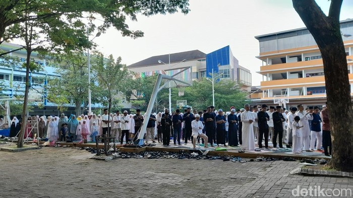 Pelaksanaan Salat Id jemaah Muhammadiyah di lapangan SD Sutomo Medan, hari ini. (Rechtin Hani Ritonga/detikSumut)
