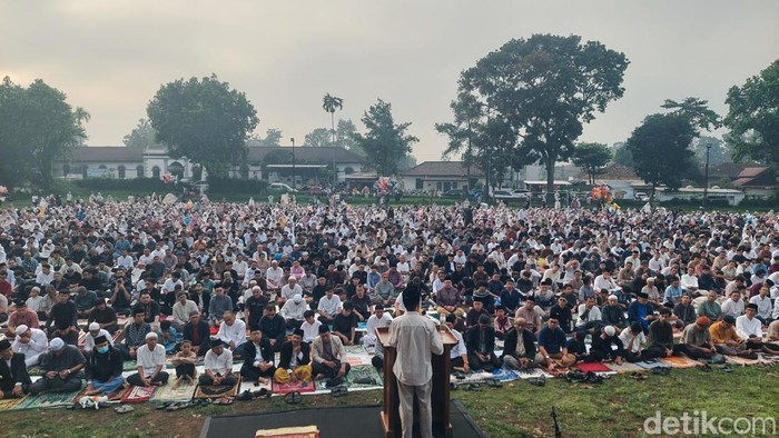 Pelaksanaan Salat Idulfitri 1447 Hijriah oleh jemaah Muhammadiyah di Lapangan Rajawali Cimahi, Jumat (20/3/2026).