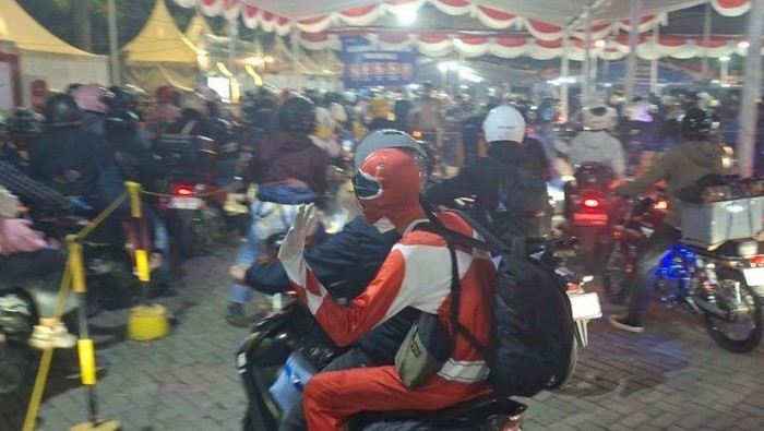 Pemudik mengenakan kostum pahlawan super Power Ranger di Pelabuhan Ciwandan, Kota Cilegon, Banten, Kamis (19/3/2026) dini hari. (ANTARA/Desi Purnama Sari)