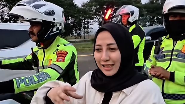 Pemudik Tertinggal di Tol. (Instagram/Satlantas Polres Indramayu)