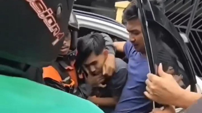 Pengendara mobil di Makassar diamuk massa usai tabrak lari ojol.