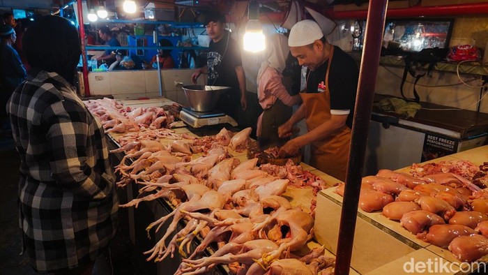 penjualan daging ayam potong di pasar tradisional cimahi