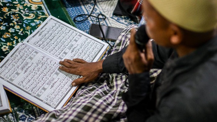 Warga penyintas bencana mengikuti tradisi khatam Al Quran di Dusun Ranto Panyang Rubek, Desa Sijudo, Pante Bidari, Aceh Timur, Aceh, Kamis (19/3/2026). Para penyintas bencana di wilayah tersebut melaksanakan tradisi khatam Al Quran untuk mengakhiri malam terakhir Ramadhan dan menyambut Hari Raya Idul Fitri 1447 H. ANTARA FOTO/Rivan Awal Lingga/foc.