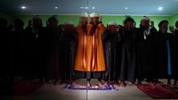 Jamaah An Nadzir melaksanakan Salat Idul Fitri 1447 Hijriah di Kampung Butta Ejayya, Kabupaten Gowa, Sulawesi Selatan, Jumat (20/3/2026). ANTARA FOTO/HASRUL SAID