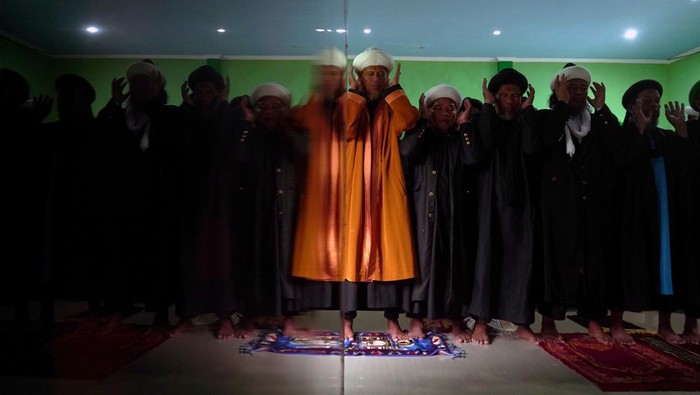 Jamaah An Nadzir saling berpelukan usai menunaikan shalat Idul Fitri 1447 Hijriah di Kampung Butta Ejayya, Kabupaten Gowa, Sulawesi Selatan, Jumat (20/3/2026). Jamaah An Nadzir merayakan Idul Fitri lebih awal setelah menetapkan 1 Syawal 1447 Hijriah jatuh pada hari ini berdasarkan metode gabungan hisab dan rukyat, termasuk pengamatan fenomena gerhana bulan. ANTARA FOTO/Hasrul Said/foc.