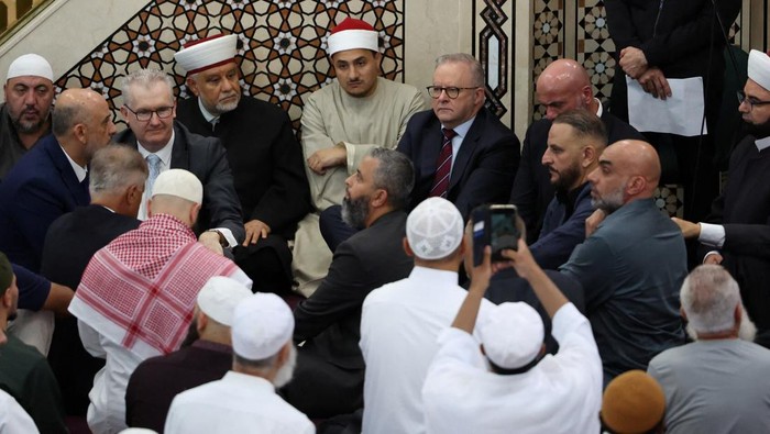 Australias Prime Minister Anthony Albanese leaves Lakemba Mosque after a visit for Eid al-Fitr in Sydney, Australia, March 20, 2026. REUTERS/Hollie Adams