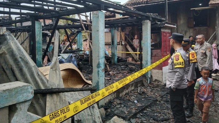 Polisi melakukan olah TKP di lokasi kebakaran yang menewaskan 3 orang di Prabumulih