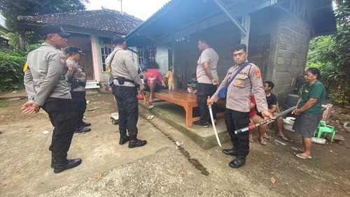 Polisi mendatangi lokasi penganiayaan saat Hari Raya Nyepi di Banjar Dinas Kajanan, Desa Joanyar, Kecamatan Seririt, Buleleng, Bali, Kamis (19/3/2026). (Foto: Dok. Istimewa)