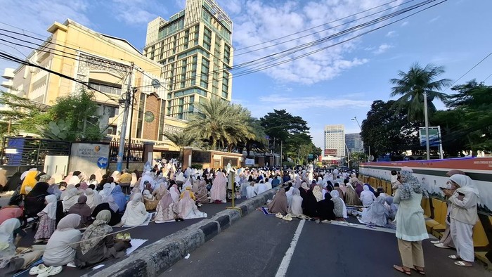 Polisi menerapkan rekayasa lalu lintas di kawasan Tugu Tani usai adanya salat Id di Kantor PP Muhammadiyah pagi ini (Belia/detikcom)