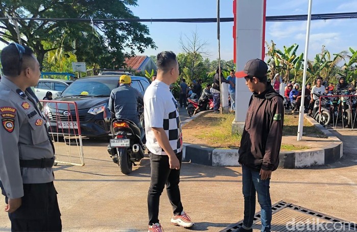 Polisi mengamankan situasi tegang di SPBU Sungai Rengas, Kubu Raya. (dok Polsek Sungai Kakap)