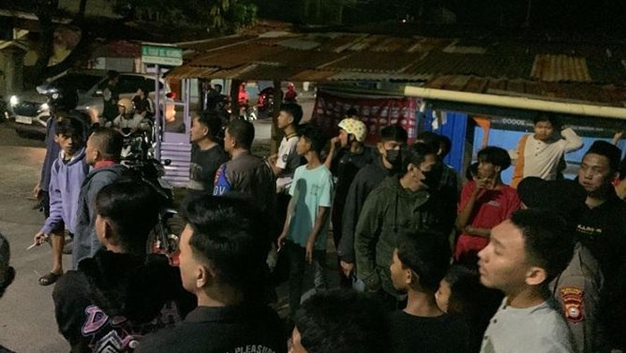 Polisi turun memediasi bentrok dua kelompok pemuda di Makassar.