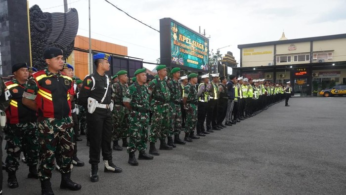 Polres Lamongan dan TNI mengamankan malam takbiran.