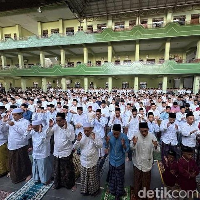 Potret Ribuan Warga-Santri Salat Id di Ponpes Al Falah Ploso Kediri