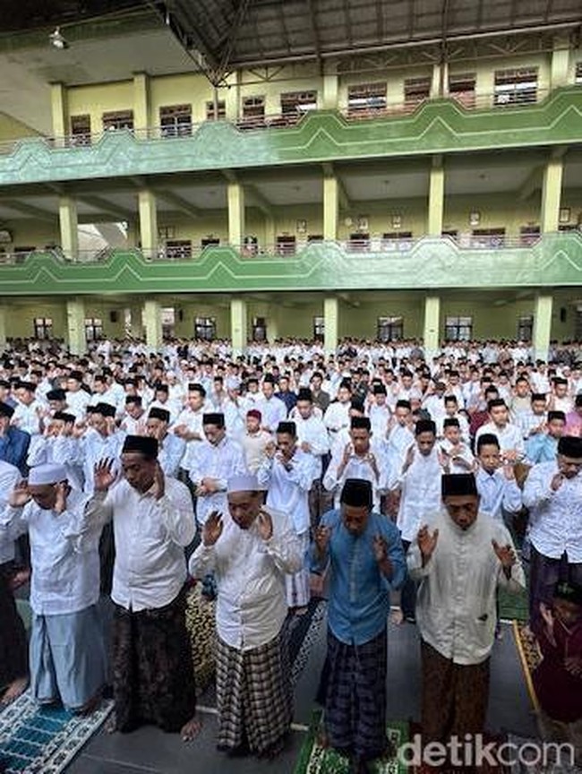 Potret Ribuan Warga-Santri Salat Id di Ponpes Al Falah Ploso Kediri