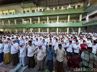 Potret Ribuan Warga-Santri Salat Id di Ponpes Al Falah Ploso Kediri