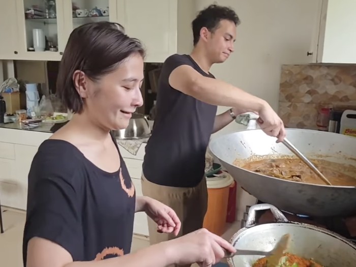 Prilly Latuconsina masak menu Lebaran.