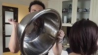Ada saja tingkah Omara menjahili Prilly yang lagi masak. Sayang. Apa sih my love? Kayak punya toddler, ucap Prilly Latuconsina dilihat dalam unggahan Instagram pribadinya, Jumat (20/3/2026). Foto: Instagram @prillylatuconsina96