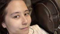Setelah memasak untuk Lebaran, Prilly langsung istirahat. Kegiatan habis masak rendang, opor, sayur ketupat seharian, kuris pijat penolongku. Foto: Instagram @prillylatuconsina96