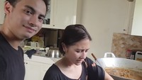 Prilly yang sedang memasukkan daun salam justru diajak salaman. Salah konsep ini sih. Foto: Instagram @prillylatuconsina96