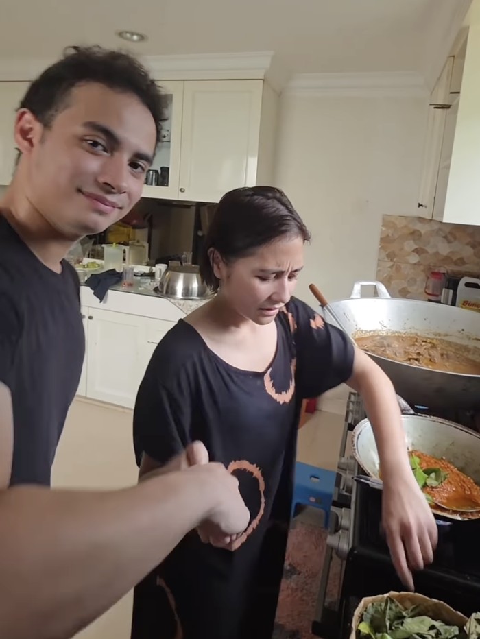 Prilly Latuconsina masak menu Lebaran.