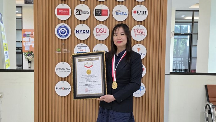 Prof Dr Ir Esther Irawati Setiawan SKom MKom dan sertifikat penghargaan MURI