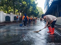 Kotor Bekas Bazar, Alun-alun Cimahi Disulap Bersih untuk Salat Id