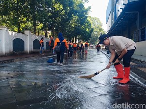 Kotor Bekas Bazar, Alun-alun Cimahi Disulap Bersih untuk Salat Id