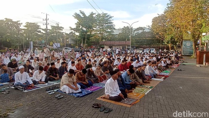 Ratusan jemaah melaksanakan salat Idul Fitri di halaman Stadion Menak Sopal Trenggalek.