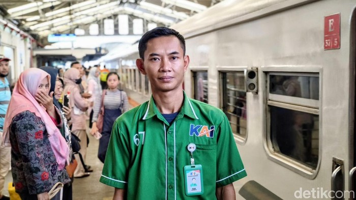 Rian Cahya, porter di Stasiun Bandung