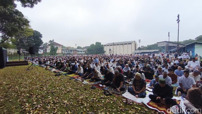 Ribuan jemaah salat id di Lapangan Lodaya Bandung, Jumat (20/3/2026).