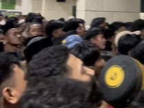 Warga Berdesakan Antre Pembagian Zakat hingga Pingsan di Masjid Raya Makassar