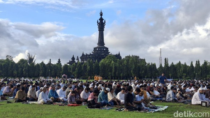 Ribuan warga Muhammadiyah melaksanakan salat Idul Fitri di Lapangan Niti Mandala Renon, Denpasar, Bali, Jumat (20/3/2026). (Foto: Fabiola Dianira/detikBali)