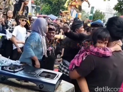 Salah satu lapak saat pawai ogoh-ogoh di Jalan Pejanggik berserakan usai tersenggol ogoh-ogoh, Rabu (18/3/2026).