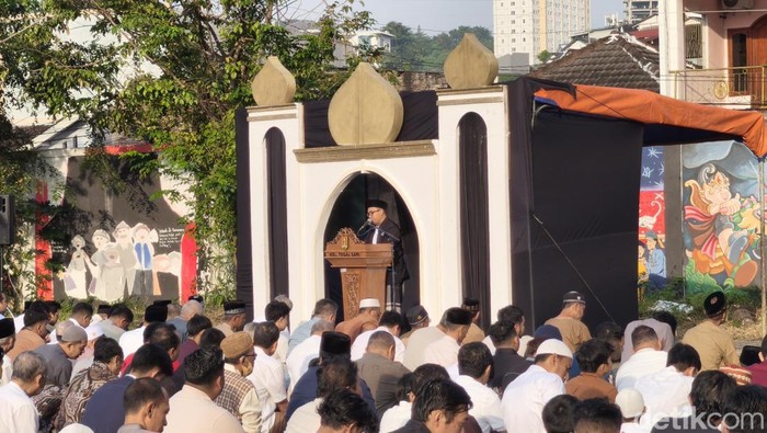 Salat Idulfitri di lapangan eks Wonderia, Kecamatan Candisari, Kota Semarang, Jumat (20/3/2026).
