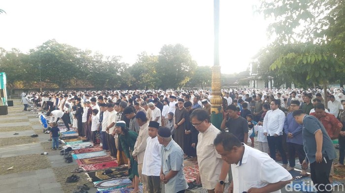 Suasa salat  idulfitri di Pamedan Pura Mangkunegaran, Jumat (20/3/2026).