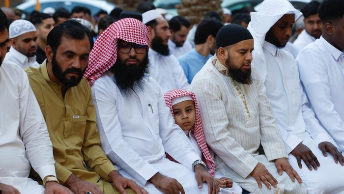 Muslim worshippers attend Eid al-Fitr prayers marking the end of the holy fasting month of Ramadan, at the Imam Turki bin Abdullah Grand Mosque in Riyadh, Saudi Arabia, March 20, 2026. REUTERS/Ibraheem Abu Mustafa