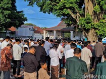 Jemaah Salat Id di Masjid Gedhe Kauman Membeludak hingga Jalan