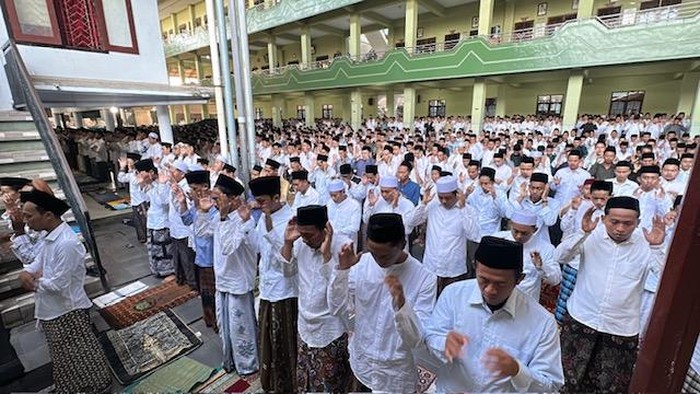 Pesantren (Ponpes) Salafiyah Al Falah, Ploso, Kediri menggelar salat id lebih awal Jumat (20/3/2026)