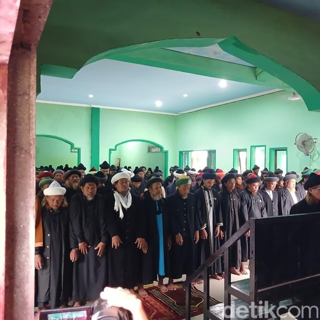 Momen Khusyuk Jemaah An-Nadzir Salat Idul Fitri 2026 di Gowa