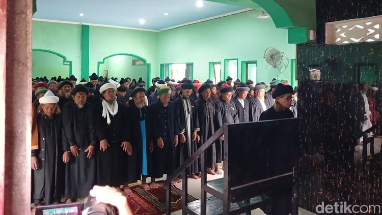 Momen Khusyuk Jemaah An-Nadzir Salat Idul Fitri 2026 di Gowa