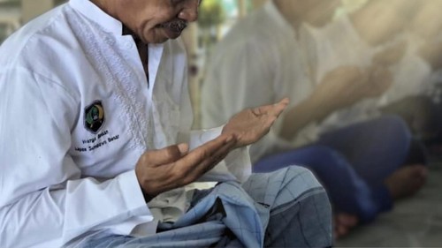 Sejumlah narapidana di NTB sedang menengadahkan tangan. (Foto: Dok Kanwil Dirjenpas NTB)