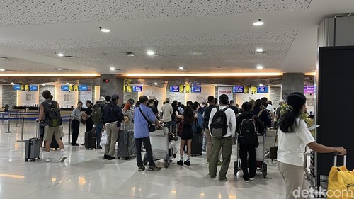 Sejumlah penumpang mulai berdatangan di terminal keberangkatan domestik Bandara I Gusti Ngurah Rai, Bali, Jumat (20/3/2026). (Foto: Rizki Setyo/detikBali)