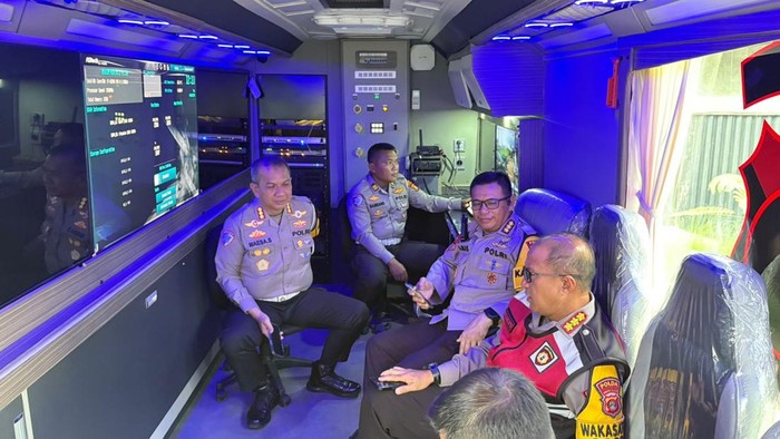 Sejumlah PJU Polda Sumsel berada di dalam Mobile Command Center yang diterjunkan di lokasi strategis
