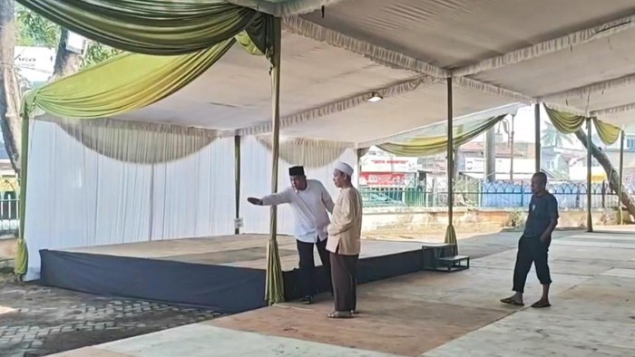 Sekretaris Umum Masjid Agung SMB II Palembang Kemas Iqbal Hasan Zainal mengecek tenda pelaksanaan Salat Id