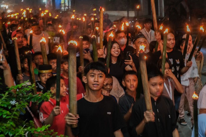 Warga mengikuti Pawai Obor dan Takbiran Keliling di Bonggoeya, Kota Kendari, Sulawesi Tenggara, Jumat (20/3/2026). Pawai yang diselenggarakan oleh Kerukunan Keluarga Pemuda Bahagia (KKPB) dan remaja Masjid Ar Razak Saeid tersebut dalam rangka menyambut Hari Raya Idul Fitri 1447 H. ANTARA FOTO/Andry Denisah/agr