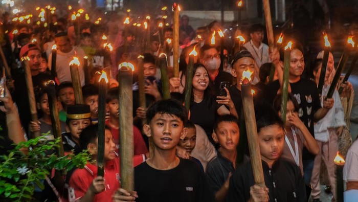 Warga mengikuti Pawai Obor dan Takbiran Keliling di Bonggoeya, Kota Kendari, Sulawesi Tenggara, Jumat (20/3/2026). Pawai yang diselenggarakan oleh Kerukunan Keluarga Pemuda Bahagia (KKPB) dan remaja Masjid Ar Razak Saeid tersebut dalam rangka menyambut Hari Raya Idul Fitri 1447 H. ANTARA FOTO/Andry Denisah/agr