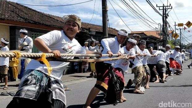 Serunya para muda-mudi Desa Adat Semate, Abianbase, Badung, memainkan Mbed-Mbedan, tradisi yang diadakan setiap Ngembak Geni atau sehari setelah hari raya Nyepi, Jumat (20/3/2026). Serunya para muda-mudi Desa Adat Semate, Abianbase, Badung, memainkan Mbed-Mbedan, tradisi yang diadakan setiap Ngembak Geni atau sehari setelah hari raya Nyepi, Jumat (20/3/2026).