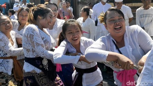 Serunya para muda-mudi Desa Adat Semate, Abianbase, Badung, memainkan Mbed-Mbedan, tradisi yang diadakan setiap Ngembak Geni atau sehari setelah hari raya Nyepi, Jumat (20/3/2026).